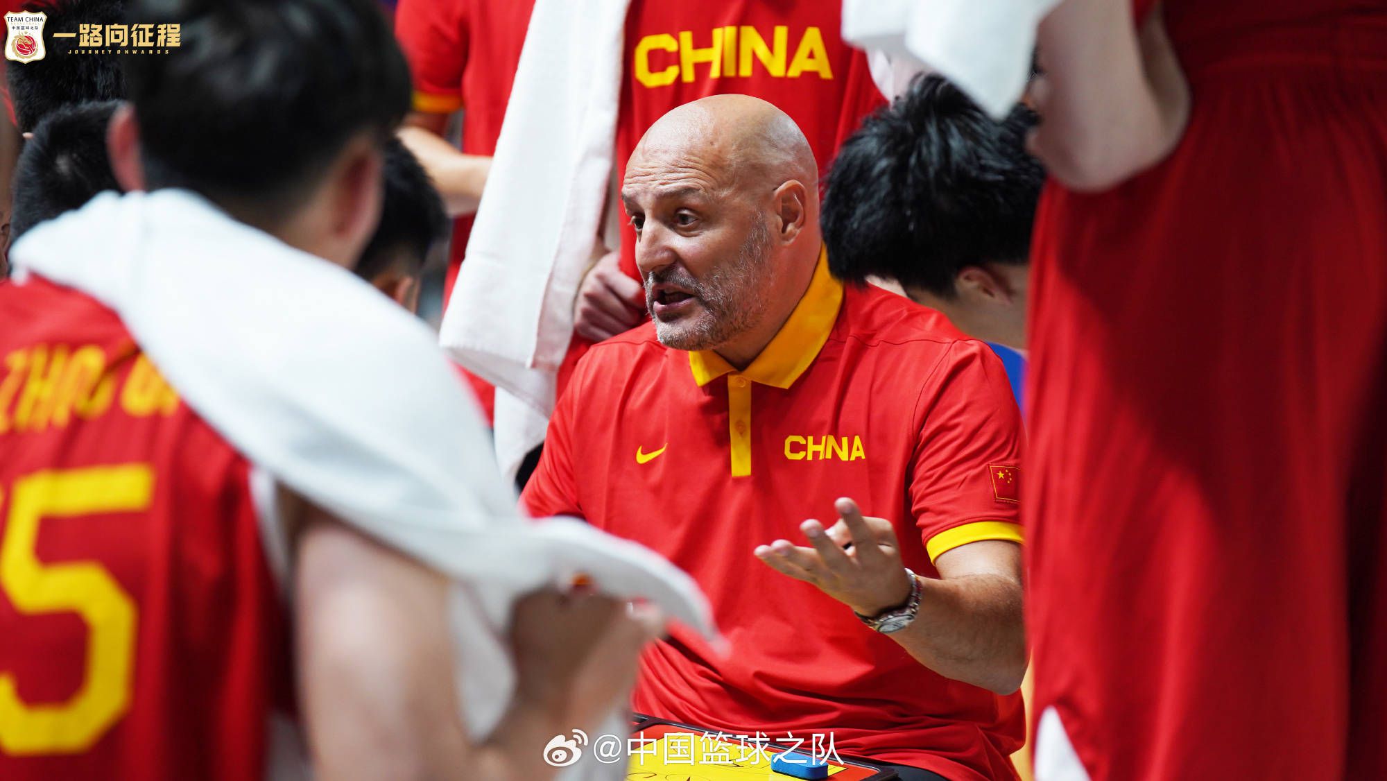 当一位导演分别在非洲、南极或者东京制作一部电影，他会有什么相似的操作：让视听融合为主要表现手段影视产业中？还是通过数字化技术为电影艺术创作提供更为广阔的表现天地？或者如何让人们天马行空的想象能够以真实可感的形象呈现于影像画面之中？近日在美国洛杉矶举行的首届世界电影产业大会上，来自世界各地的百余名嘉宾和视听科技代表以线下的方式参与全球视听科技论坛，围绕“技术变革对行业未来的影响”主题，共同探讨新形势下技术助力影视高质量、可持续发展面临的挑战和机遇